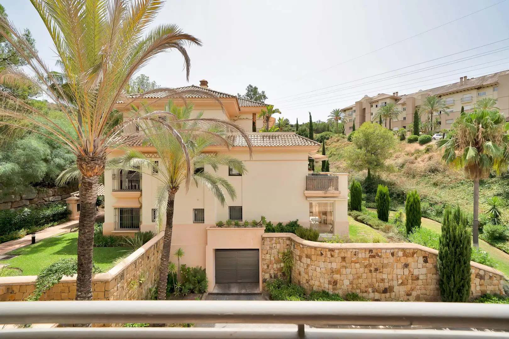 Außenansicht von Wohnungen zur Miete in Marbella mit Klimaanlage, Heizung und Privatgarten