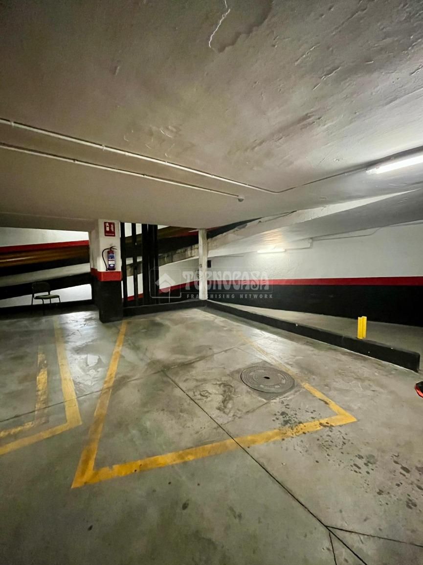 Garaje de alquiler en Cortes - Huertas