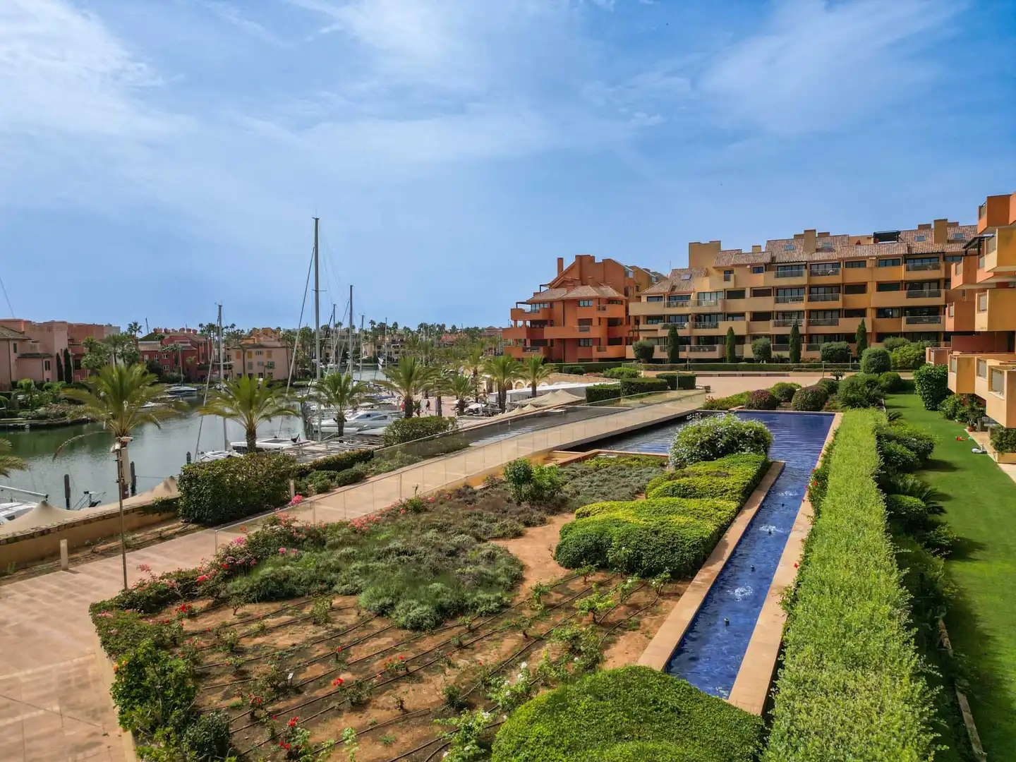 Apartment with pool for sale in Puerto de Sotogrande - La Marina