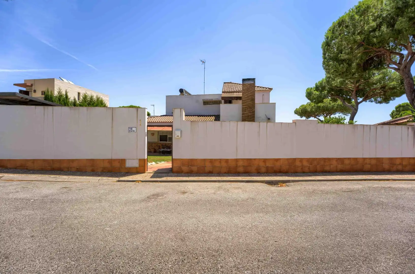 Vista exterior de Casa o xalet en venda en Alcalá de Guadaira amb Aire condicionat, Calefacció i Jardí privat