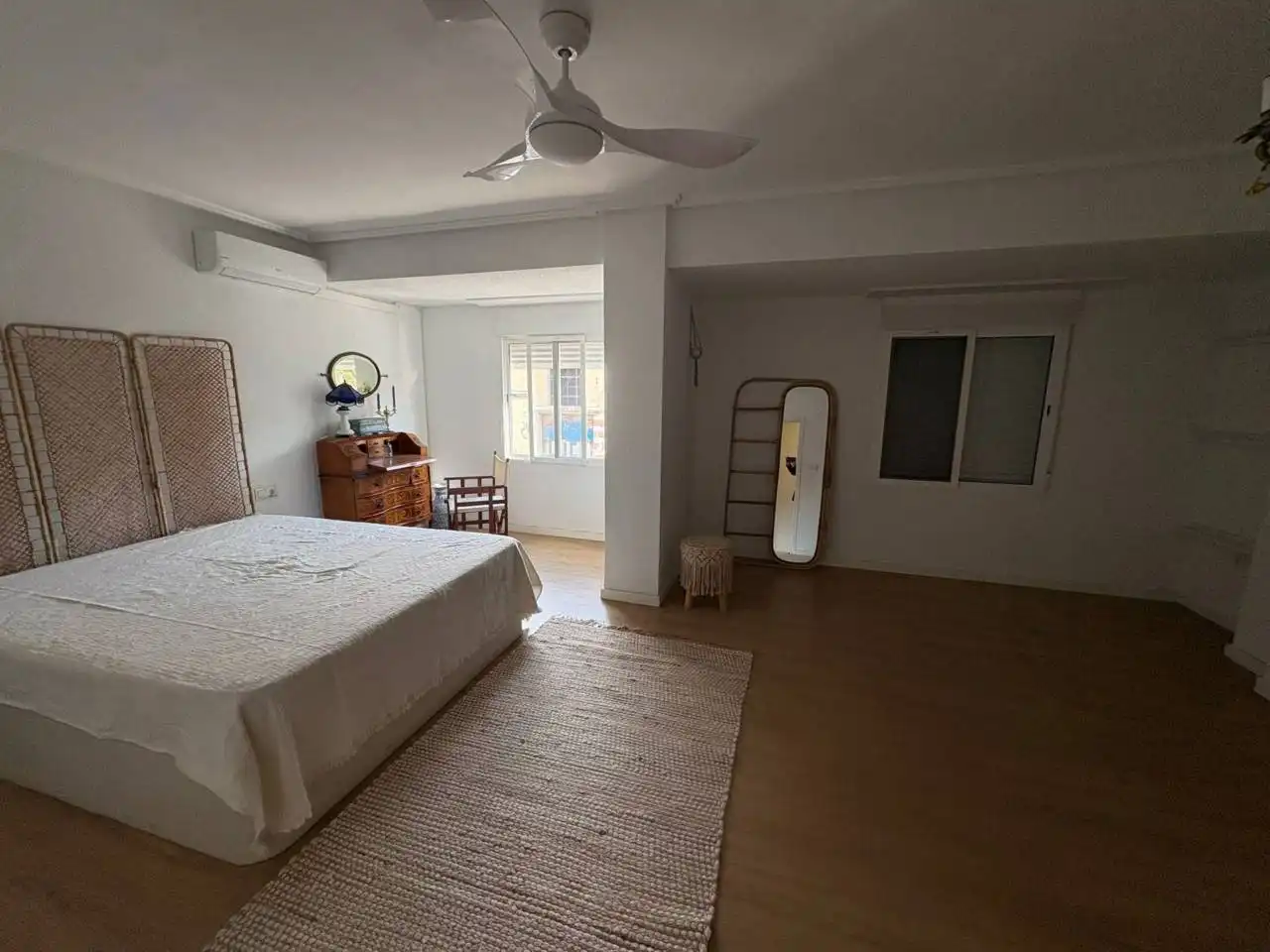 Bedroom of Flat for rent in Valencia  with Air Conditioner and Balcony