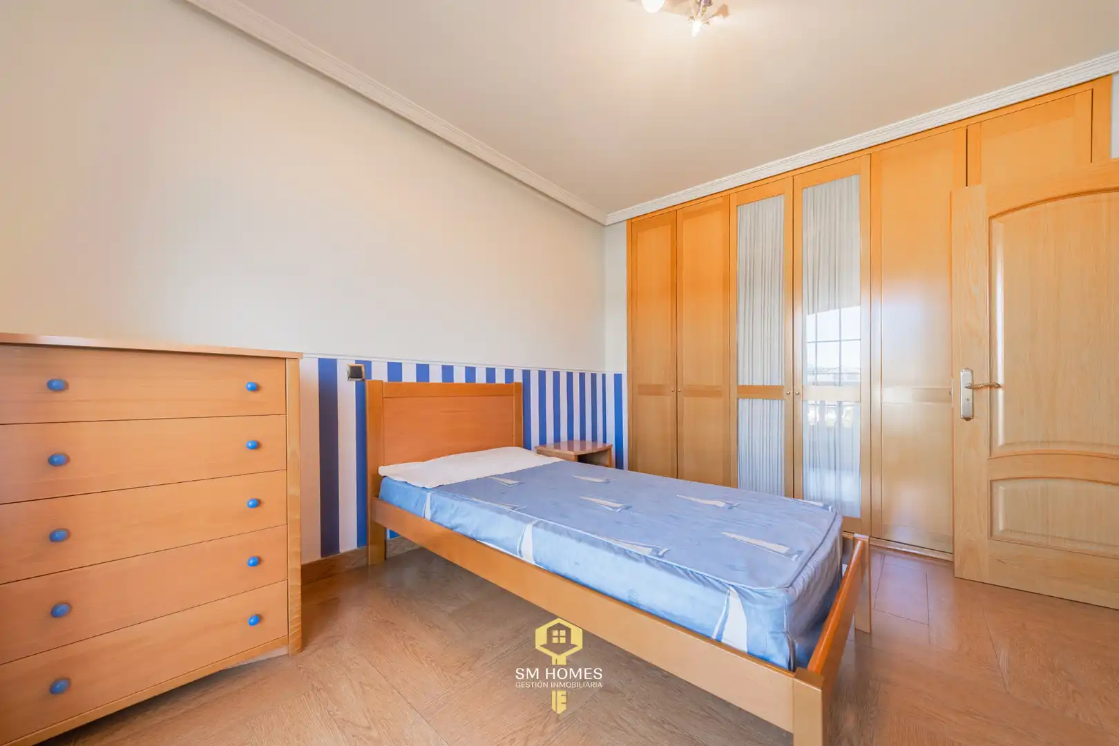 Habitación de Casa adosada en venta en Coslada con Calefacción, Jardín privado y Terraza