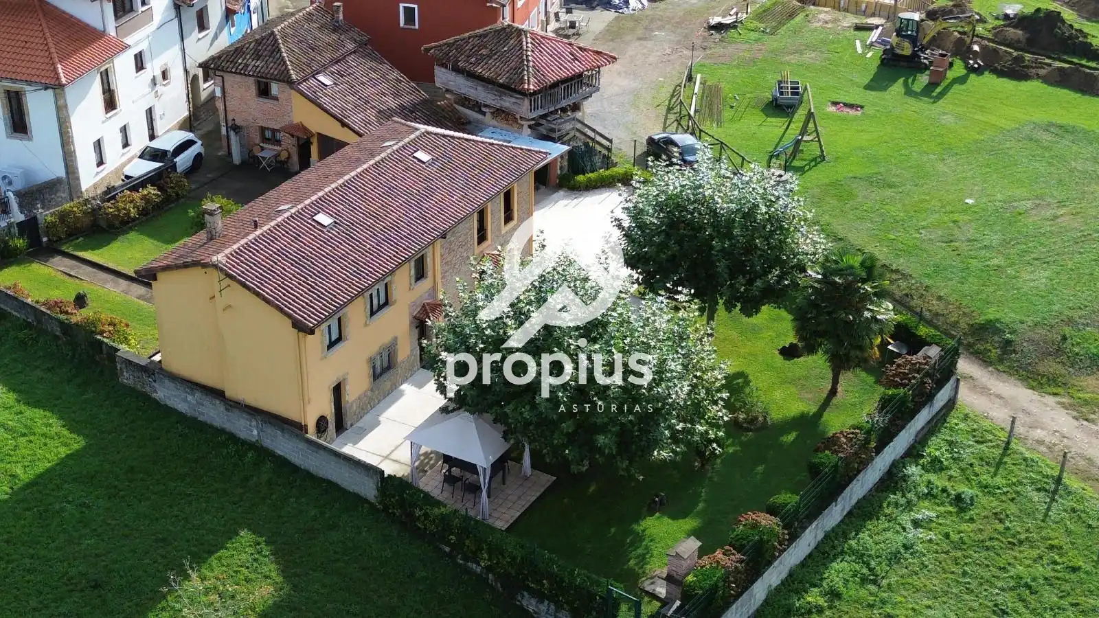 Vista exterior de Casa o chalet en venta en Parres con Calefacción, Jardín privado y Parquet