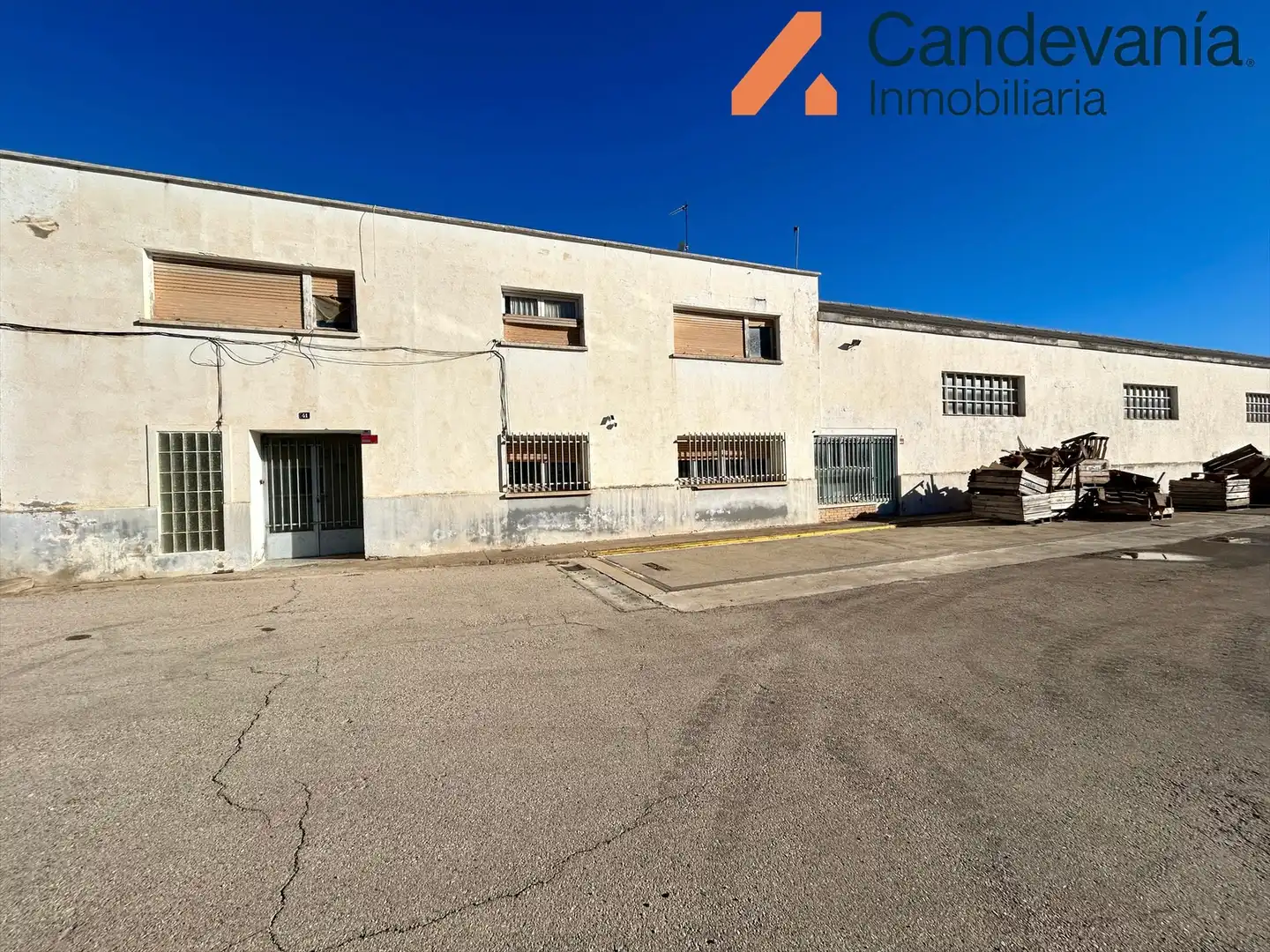 Vista exterior de Nave industrial en venta en Zuera