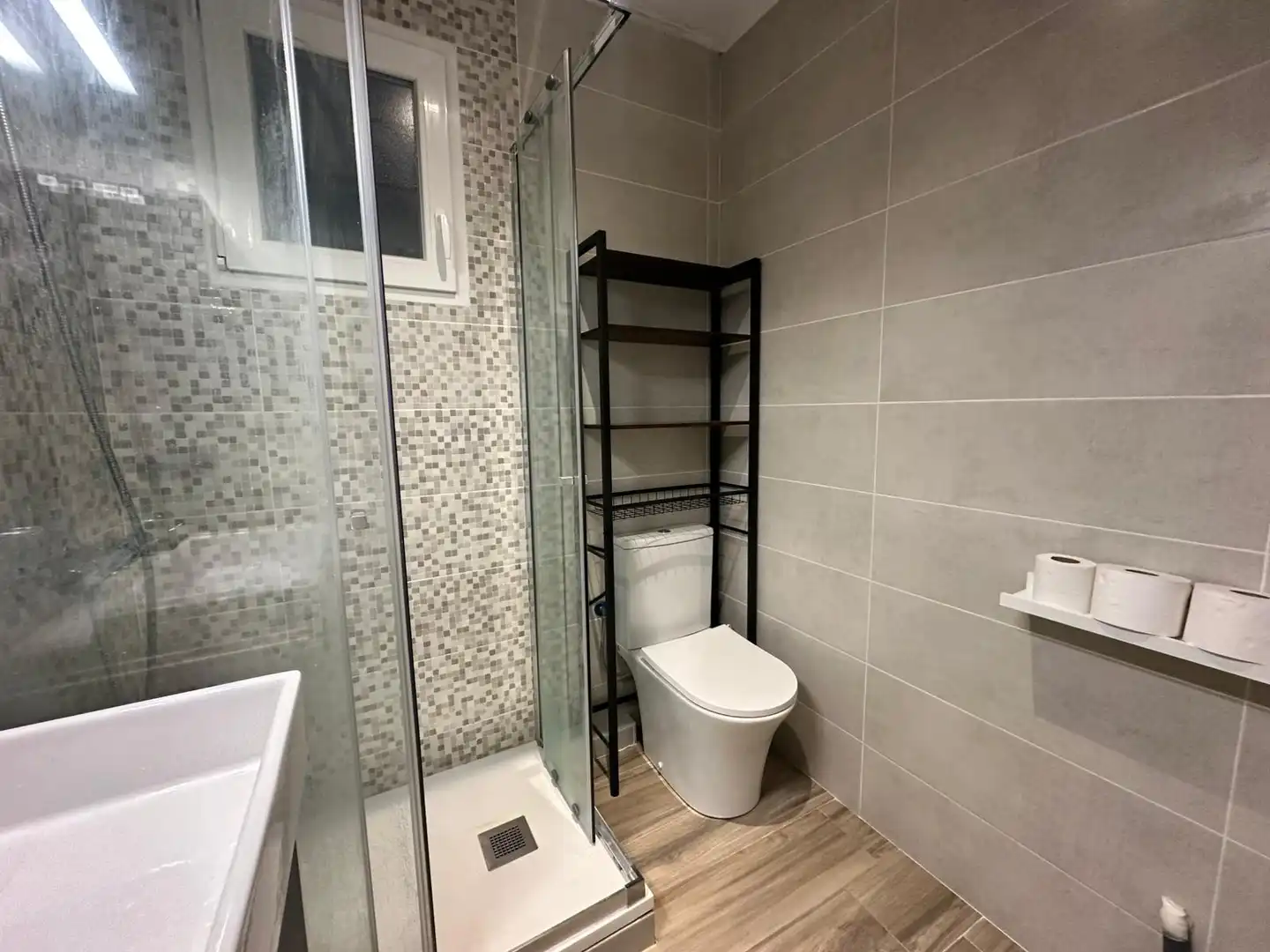 Baño de Apartamento en venta en Barcelona con Parquet, Terraza y Balcón