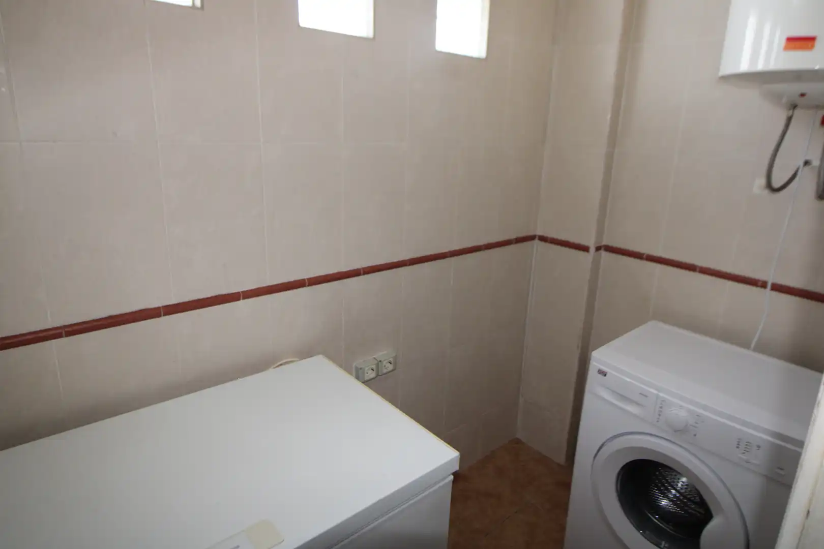Badezimmer von Einfamilien-Reihenhaus zur Miete in Aljaraque mit Privatgarten, Abstellraum und Möbliert