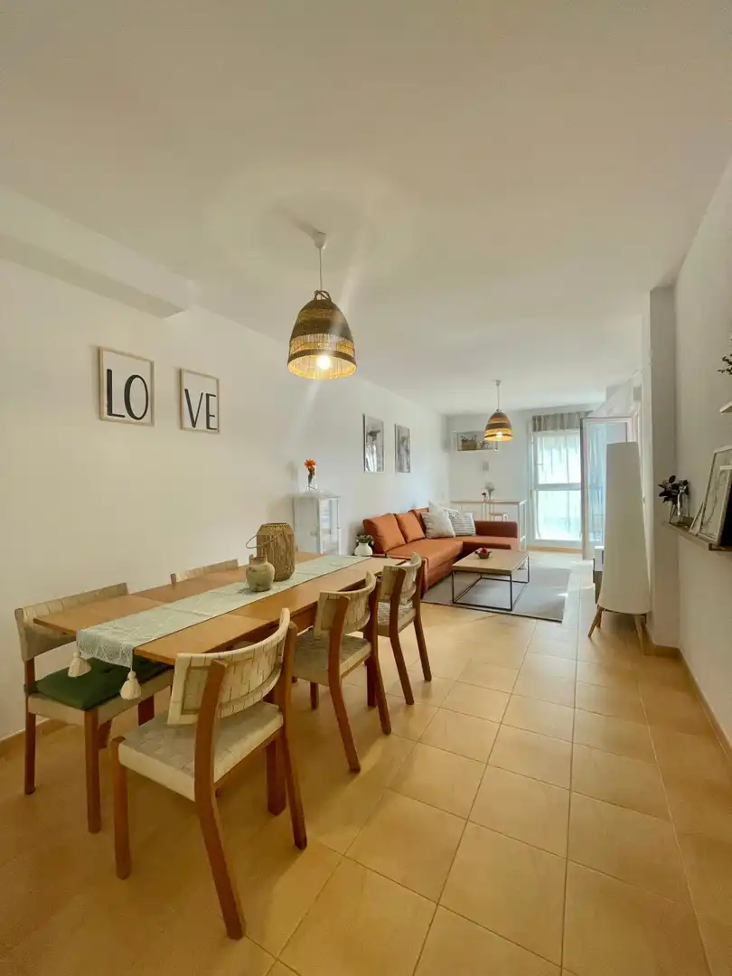 Sala de estar de Apartamento de alquiler en El Ejido con Aire acondicionado, Calefacción y Jardín privado