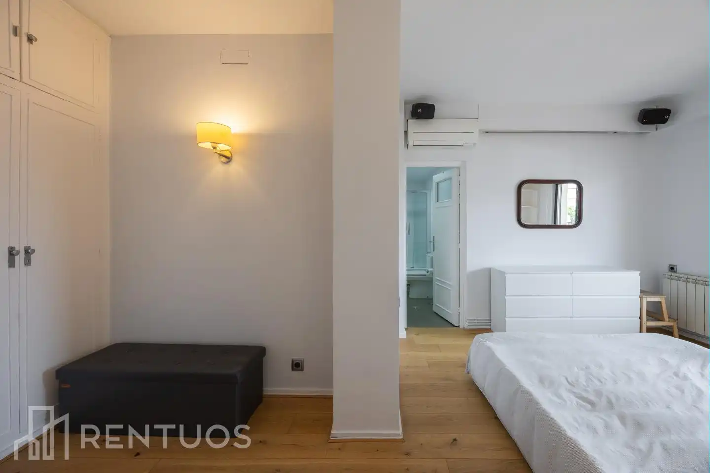 Schlafzimmer von Dachboden zur Miete in Madrid mit Klimaanlage, Parkett und Terrasse