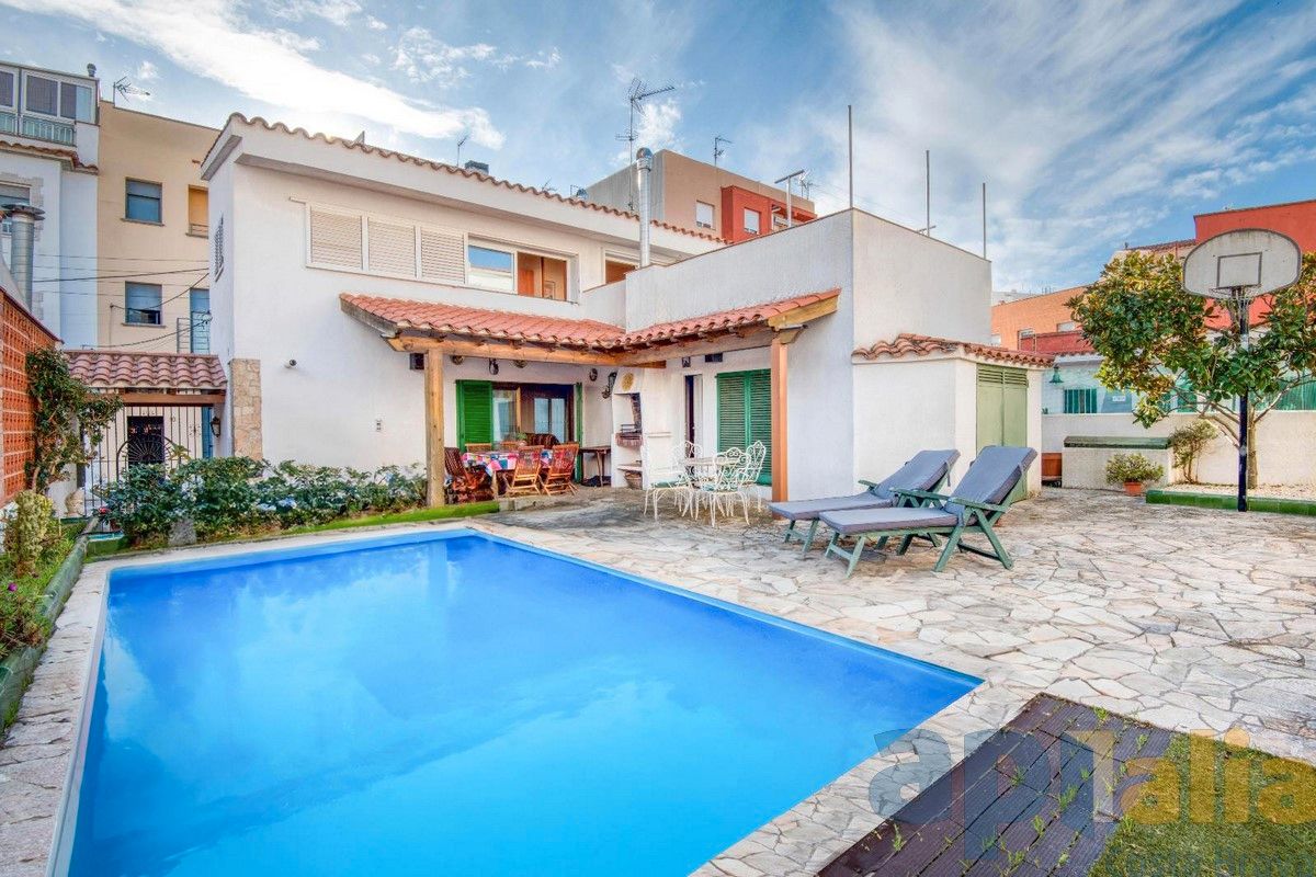 Piscina de Casa adosada en venda en Sant Feliu de Guíxols amb Calefacció, Jardí privat i Terrassa