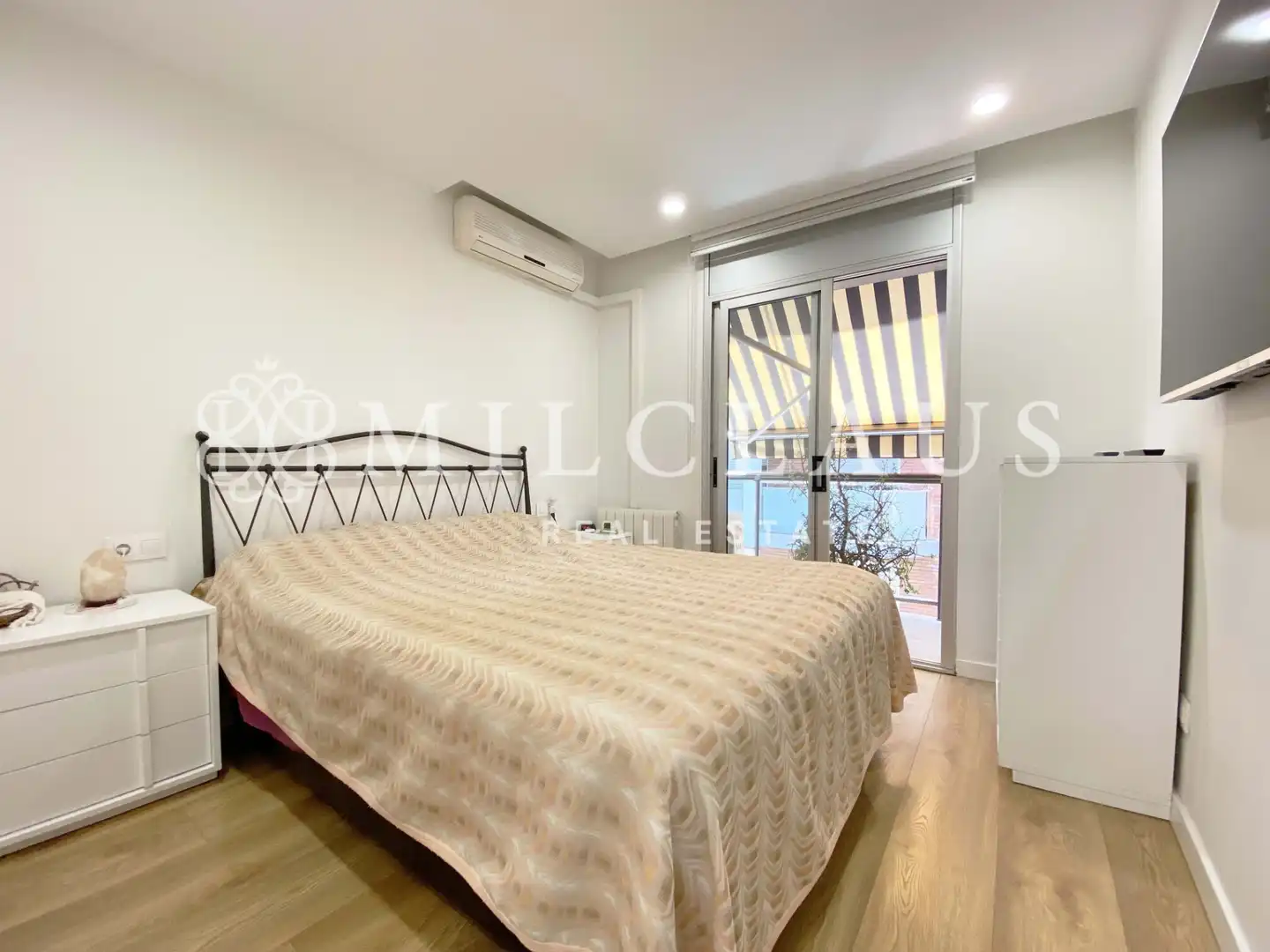 Schlafzimmer von Einfamilien-Reihenhaus zum Verkauf in L'Hospitalet de Llobregat mit Klimaanlage, Heizung und Parkett