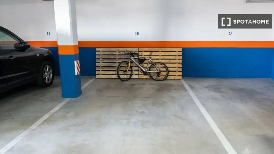 Parking de Apartamento para compartir en Vélez-Málaga con Aire acondicionado, Terraza y Amueblado