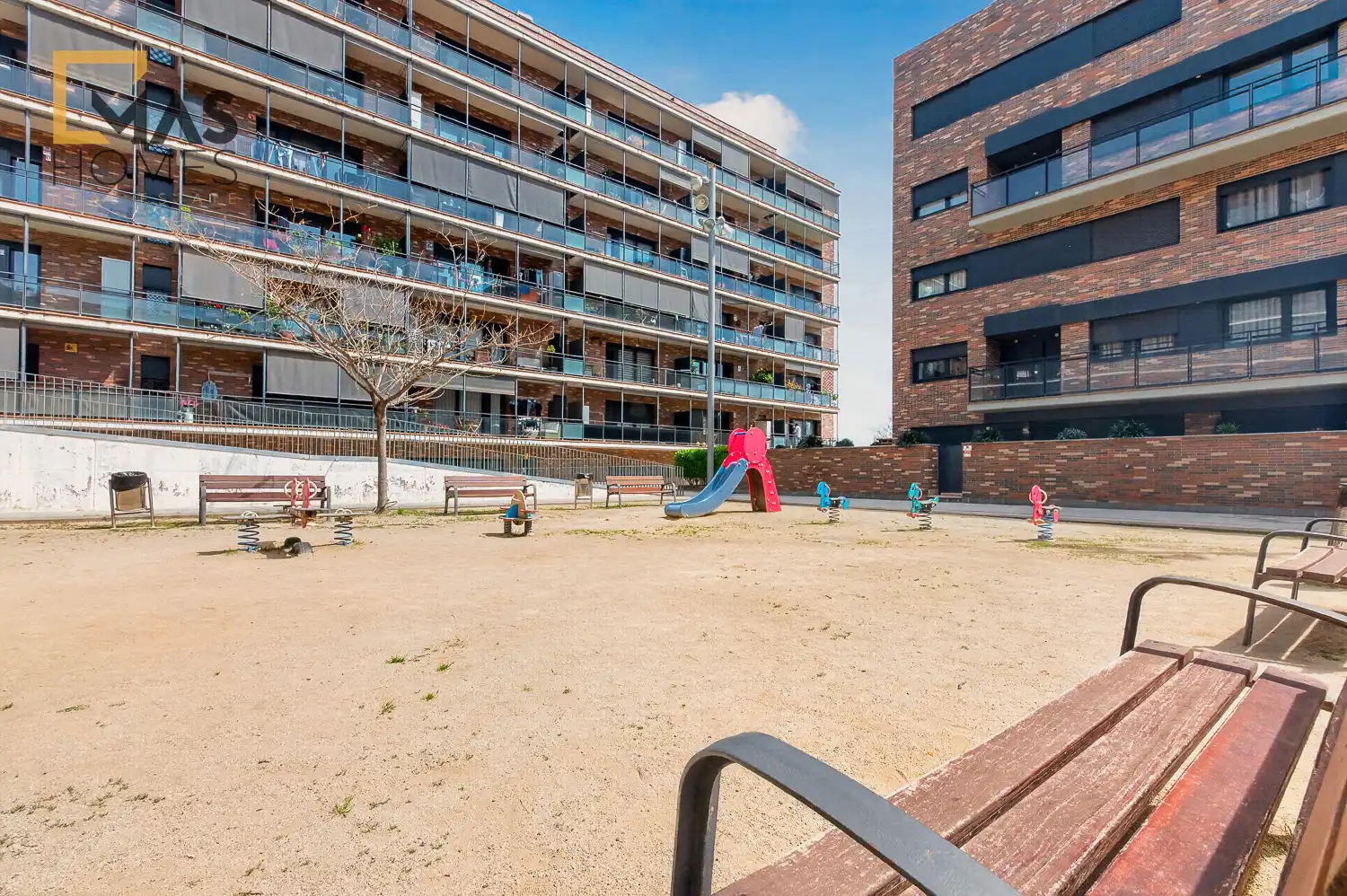 Außenansicht von Maisonette zum Verkauf in Sabadell mit Klimaanlage, Heizung und Parkett