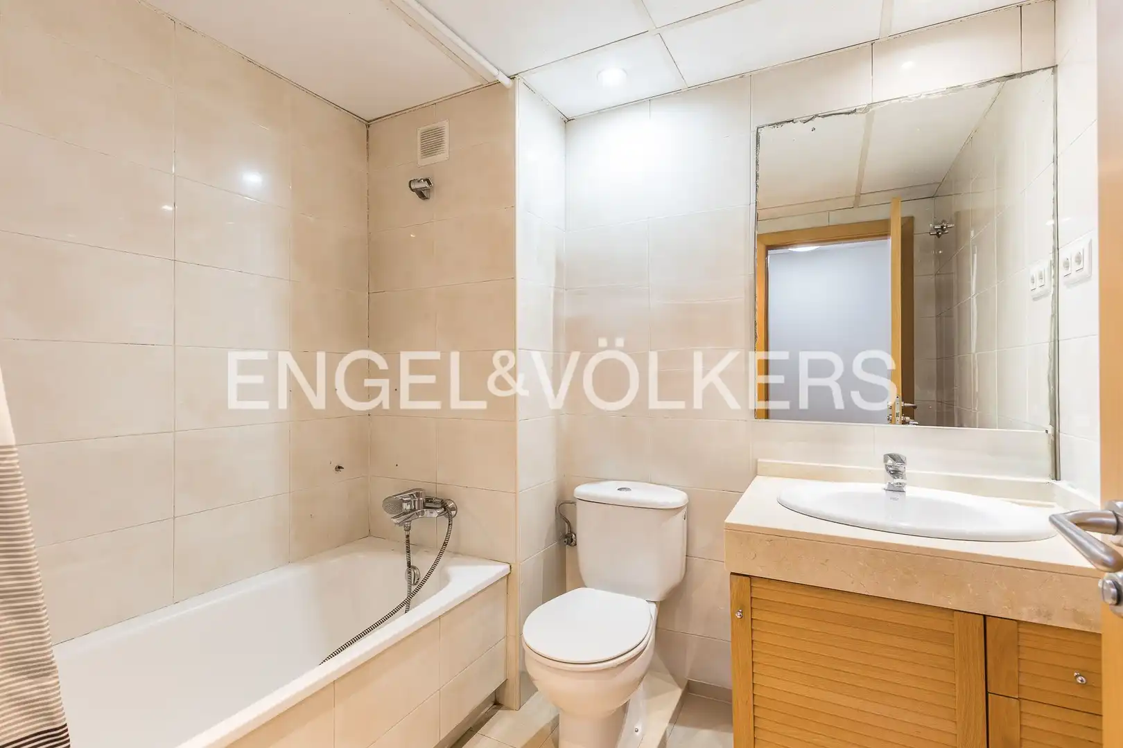 Bathroom of Flat for sale in Sabadell  with Air Conditioner, Heating and Parquet flooring
