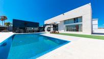 Piscina de Casa o xalet en venda en Conil de la Frontera amb Aire condicionat, Jardí privat i Terrassa