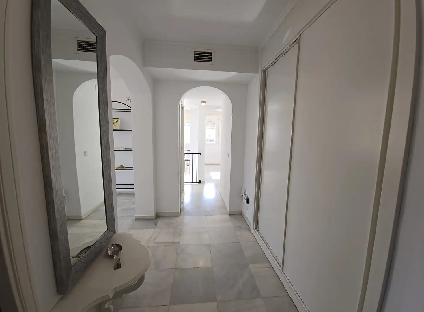 Dachboden zur Miete in Marbella mit Klimaanlage, Terrasse und Möbliert