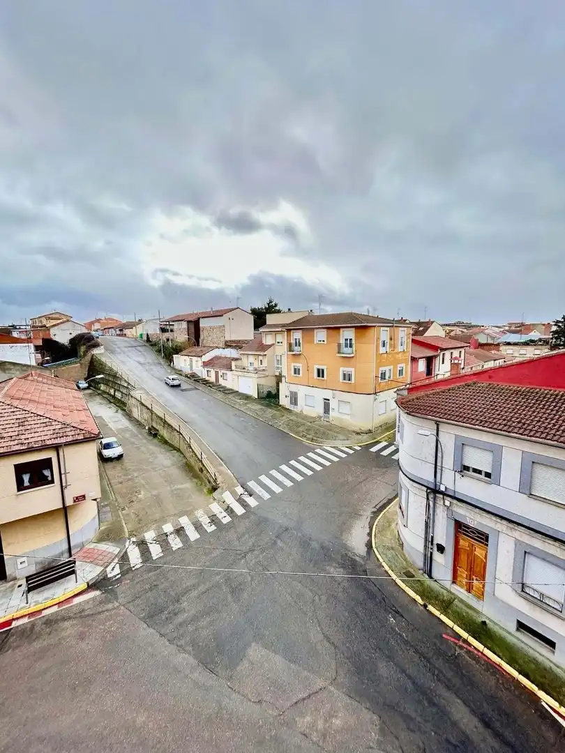 Vista exterior de Piso en venta en La Bañeza  con Calefacción