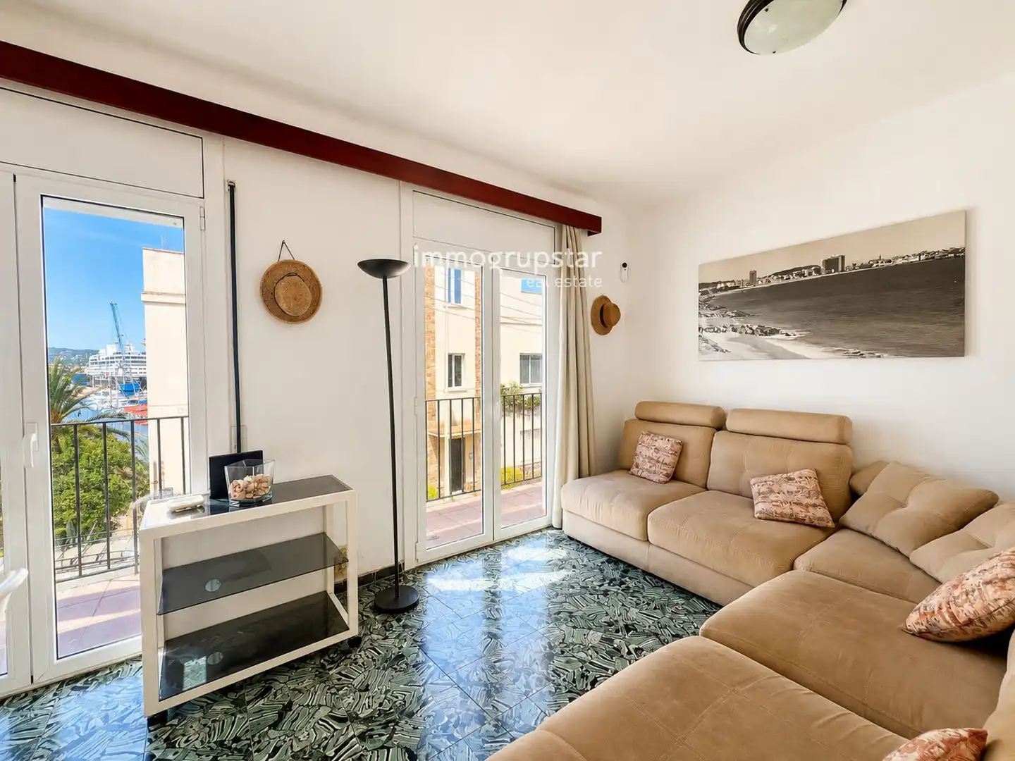 Sala de estar de Piso en venta en Palamós con Calefacción, Terraza y Amueblado