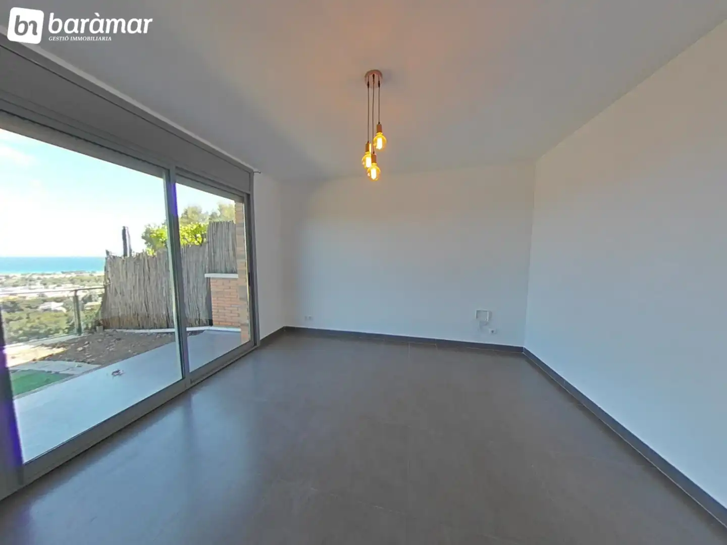 Sala de estar de Casa adosada en venta en El Vendrell con Aire acondicionado, Calefacción y Jardín privado