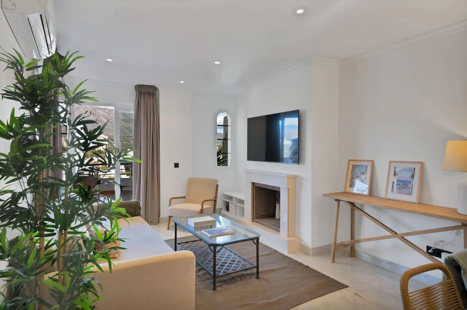 Sala de estar de Apartamento de alquiler en Marbella con Aire acondicionado, Jardín privado y Terraza