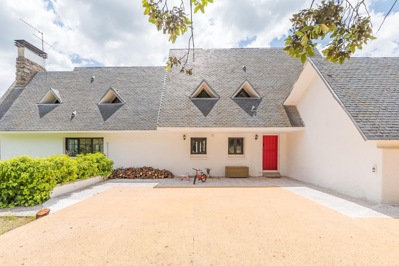 Vista exterior de Casa o xalet en venda en Torrelodones amb Aire condicionat, Jardí privat i Terrassa