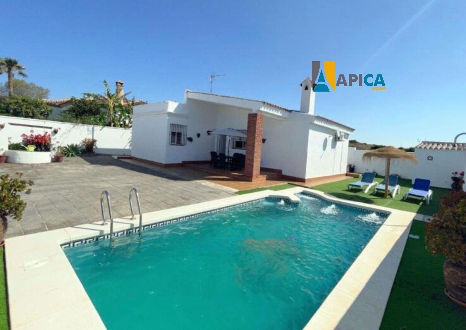 Vista exterior de Casa o xalet en venda en Conil de la Frontera amb Aire condicionat i Piscina