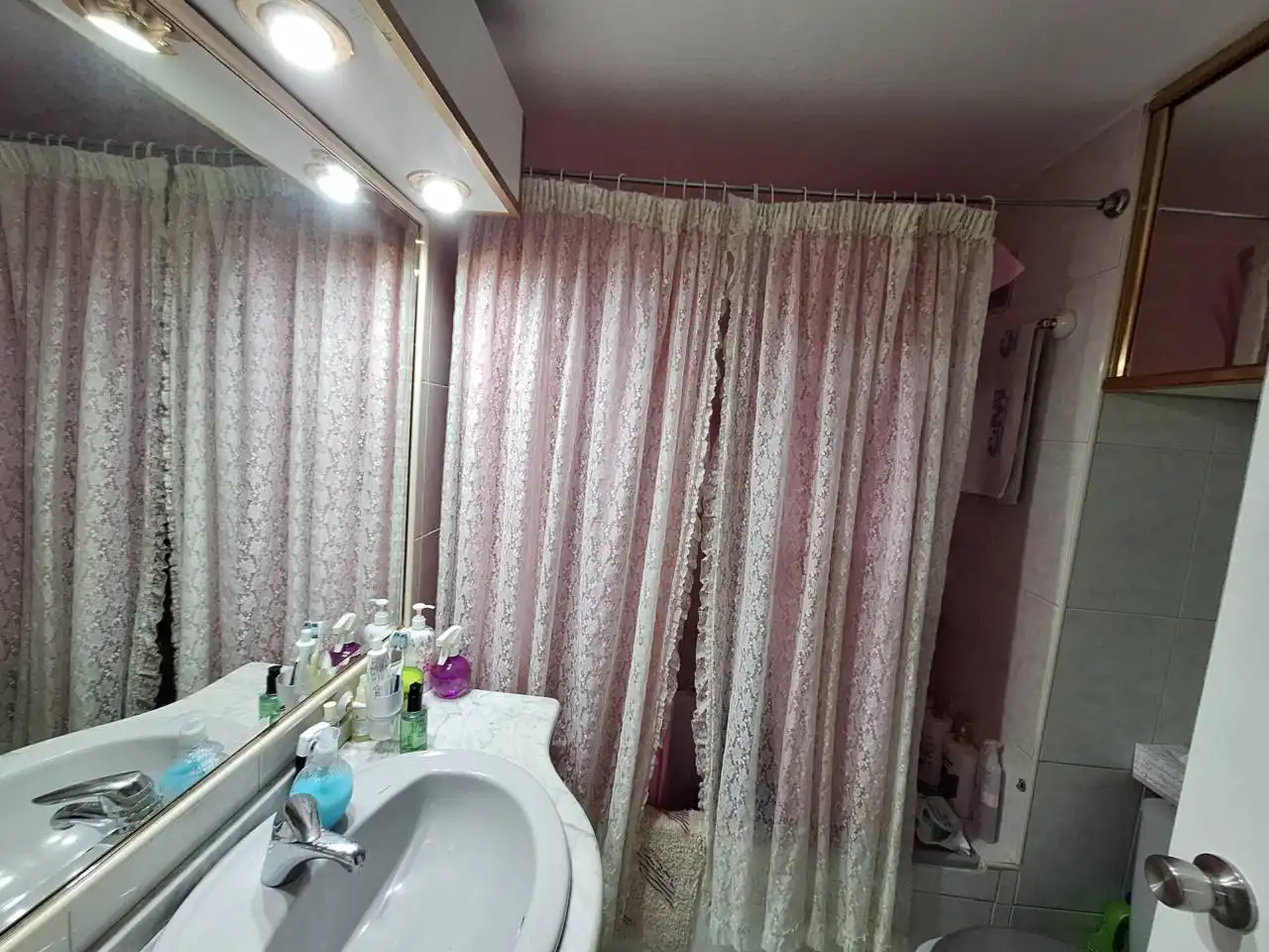 Bathroom of Flat for sale in Fuenlabrada  with Air Conditioner, Heating and Parquet flooring