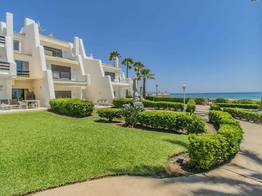 Vista exterior de Casa adosada en venda en Marbella amb Aire condicionat, Jardí privat i Terrassa