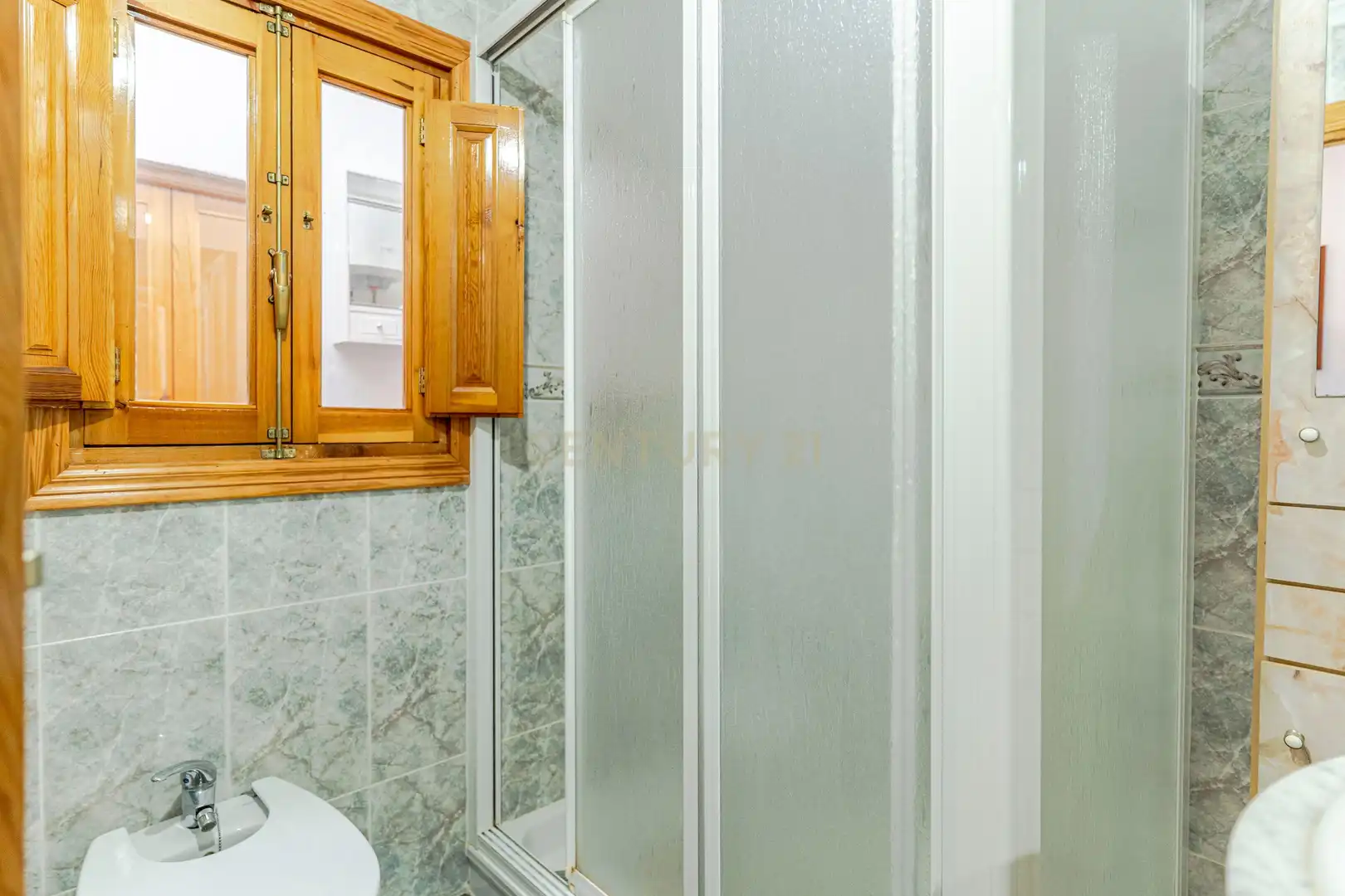 Badezimmer von Haus oder Chalet zum Verkauf in Murtas mit Abstellraum, Ofen und Waschmaschine