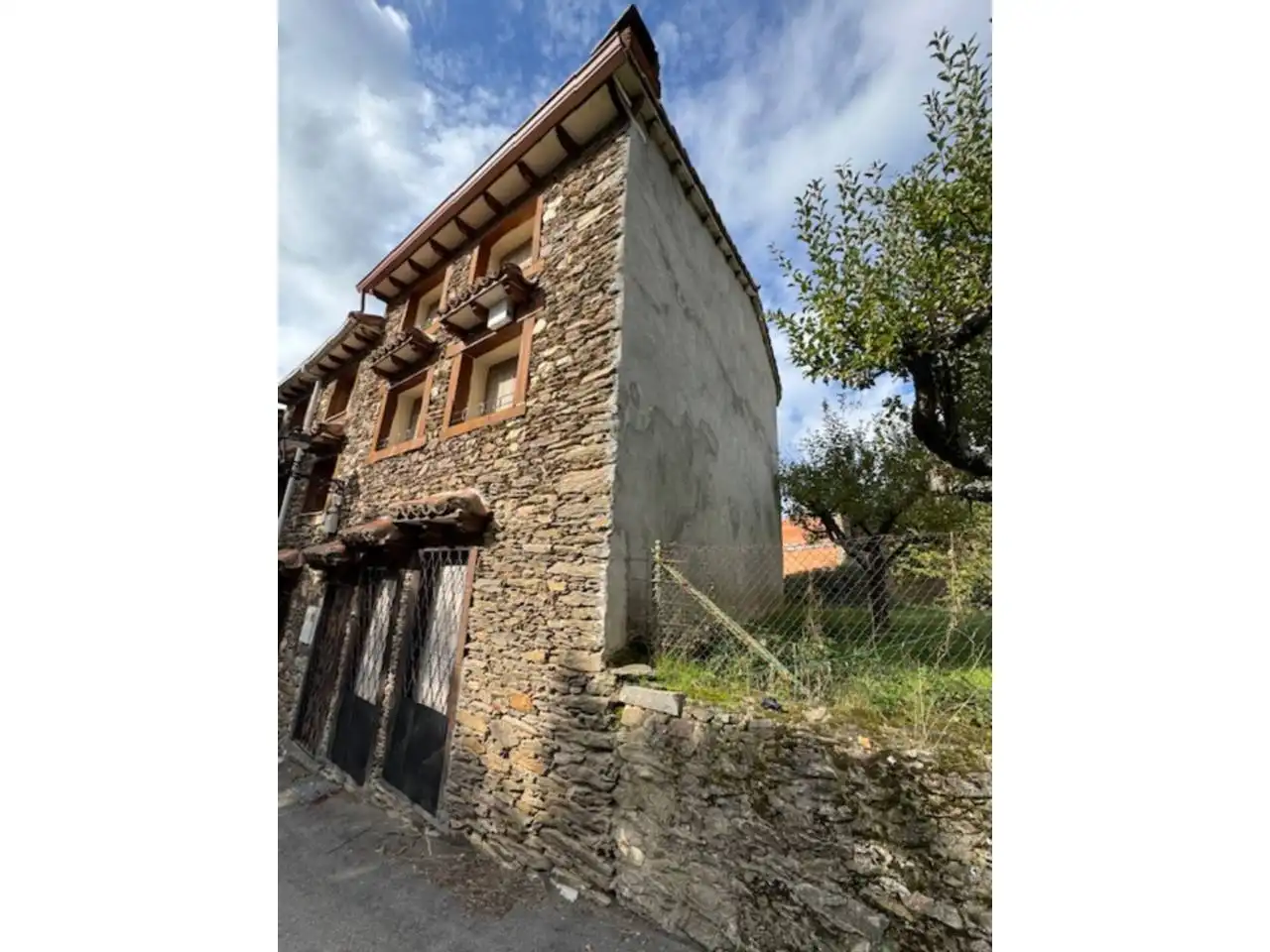 Vista exterior de Casa o xalet en venda en El Cardoso de la Sierra amb Calefacció i Moblat