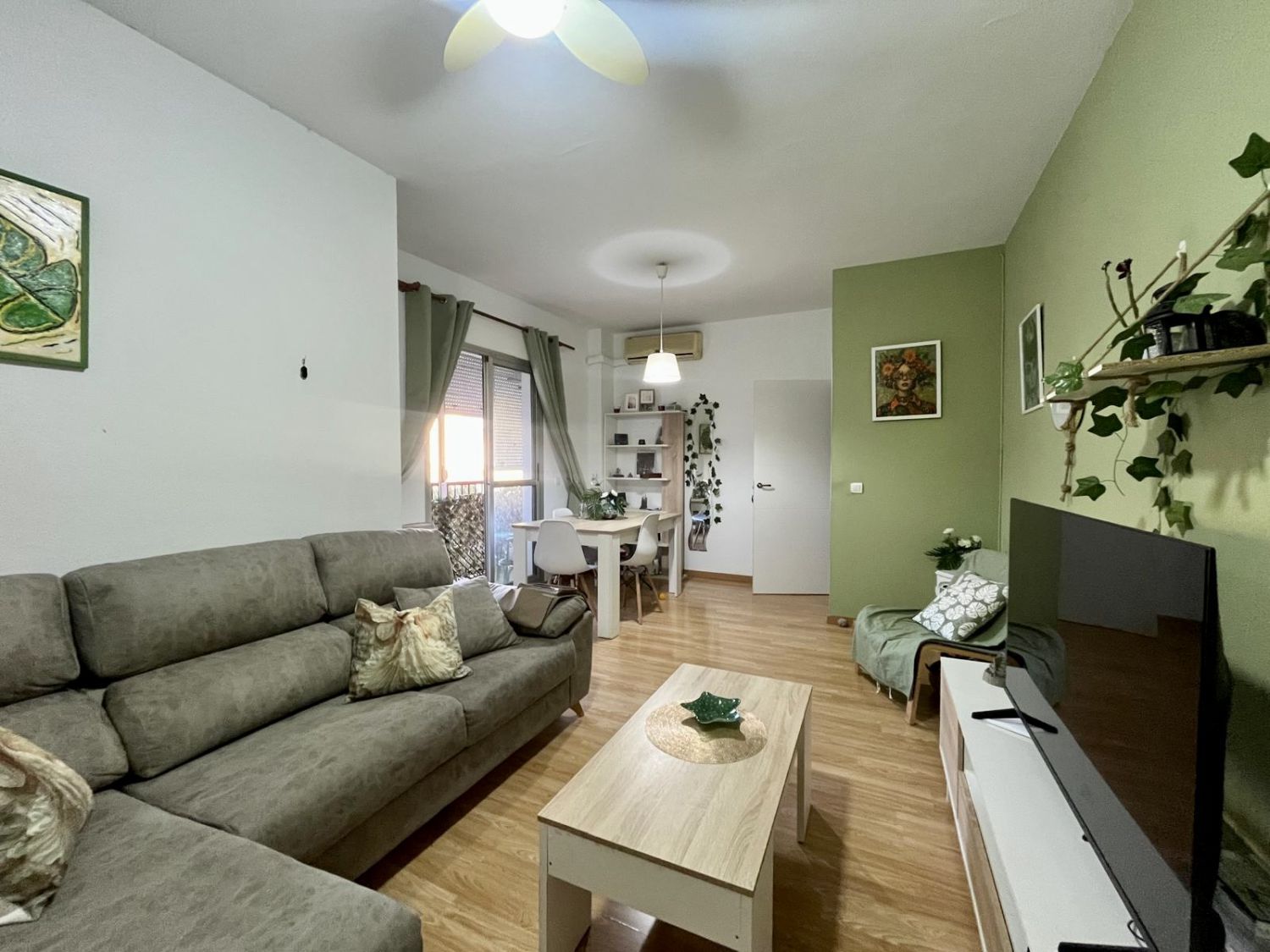 Sala de estar de Piso en venta en  Sevilla Capital con Aire acondicionado, Parquet y Balcón