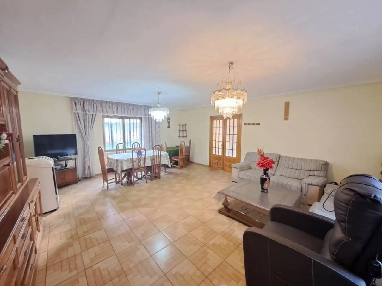 Sala d'estar de Casa adosada en venda en Burgos amb Calefacció i Jardí privat