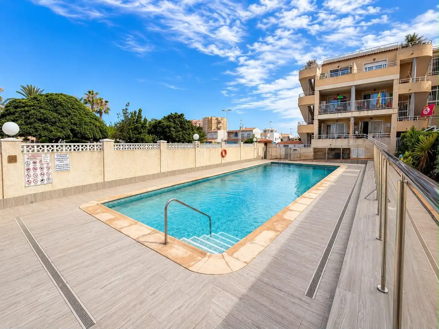 Piscina de Apartamento de alquiler en Torrevieja con Aire acondicionado, Calefacción y Terraza
