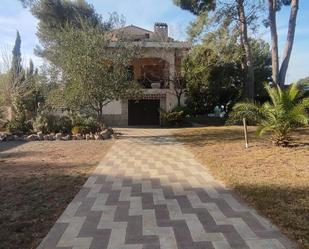 Vista exterior de Casa o xalet en venda en L'Eliana amb Terrassa i Piscina