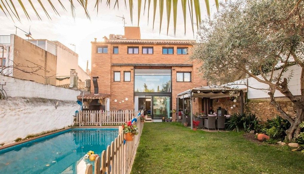 Exterior view of House or chalet for sale in Argentona  with Air Conditioner, Private garden and Terrace