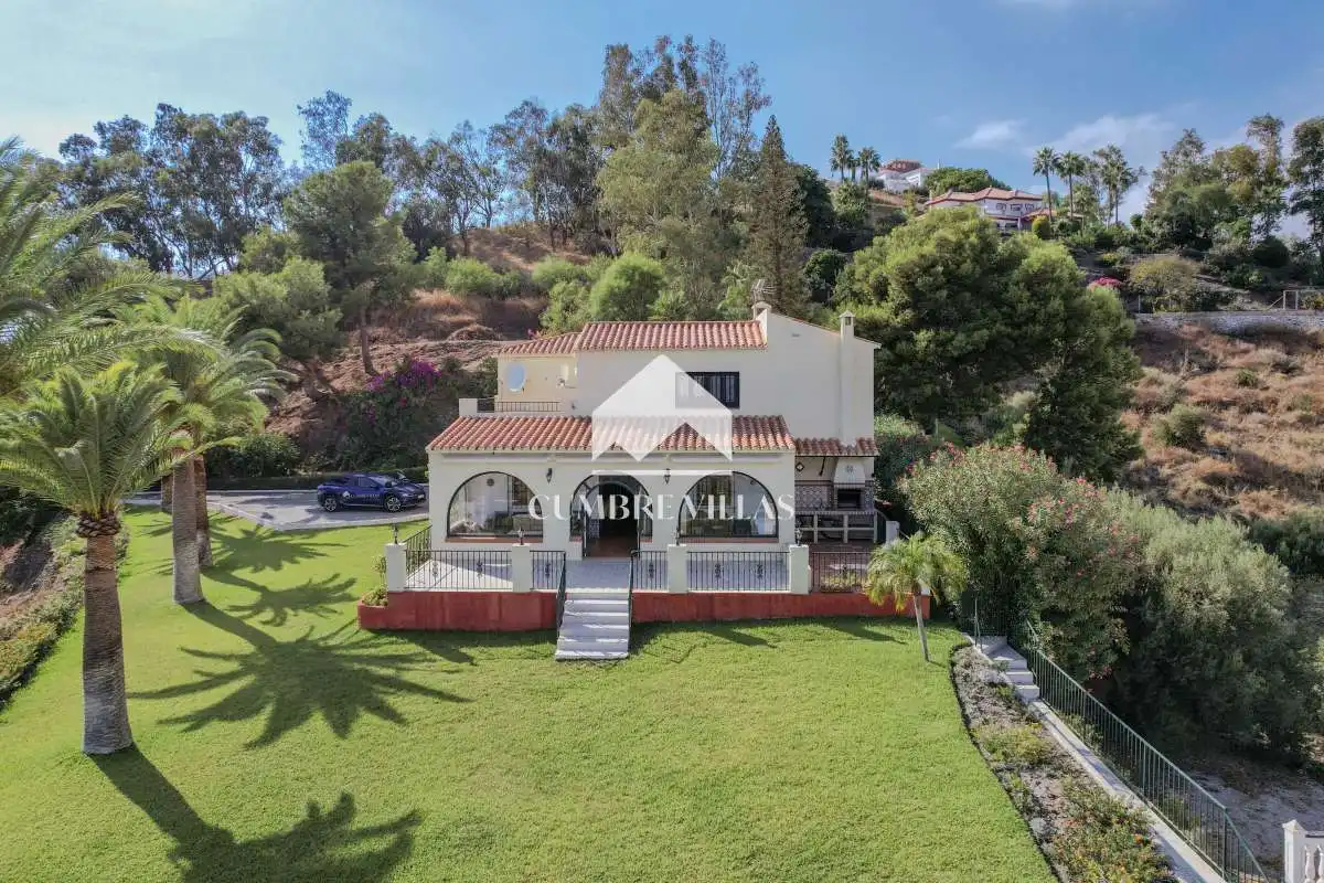 Vista exterior de Casa o xalet en venda en Nerja amb Jardí privat i Terrassa
