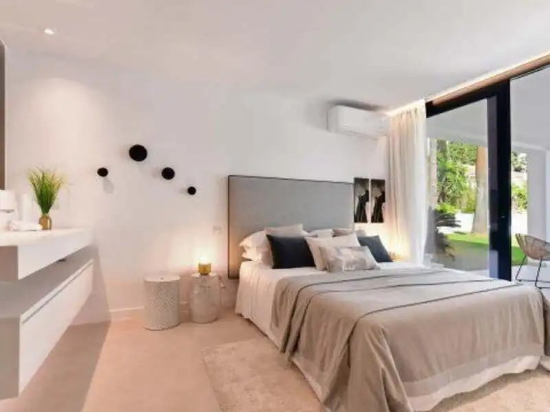 Dormitori de Casa o xalet de lloguer en Marbella amb Aire condicionat, Jardí privat i Terrassa
