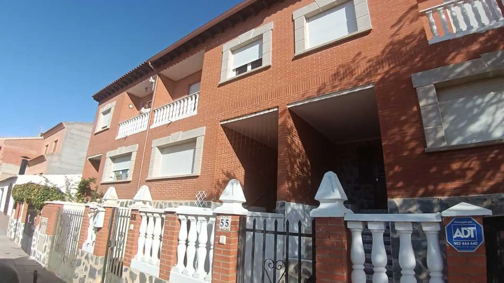 Vista exterior de Casa adosada en venda en Consuegra amb Balcó