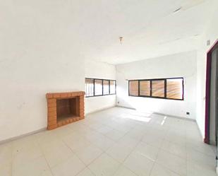 Sala d'estar de Casa o xalet en venda en Villafranca de los Caballeros amb Terrassa