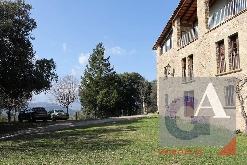 Casa rústica amb terrassa en venda a Sant Joan Les Fonts, imagen 2
