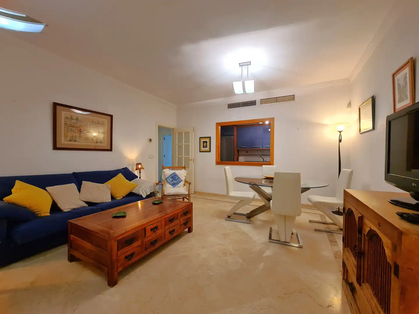 Sala d'estar de Apartament en venda en Sotogrande amb Jardí privat, Terrassa i Moblat
