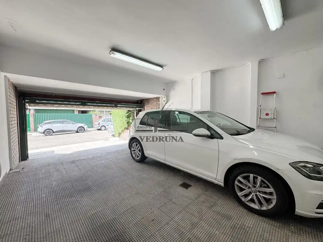 Parking de Casa adosada en venta en Zaragoza con Aire acondicionado, Calefacción y Jardín privado