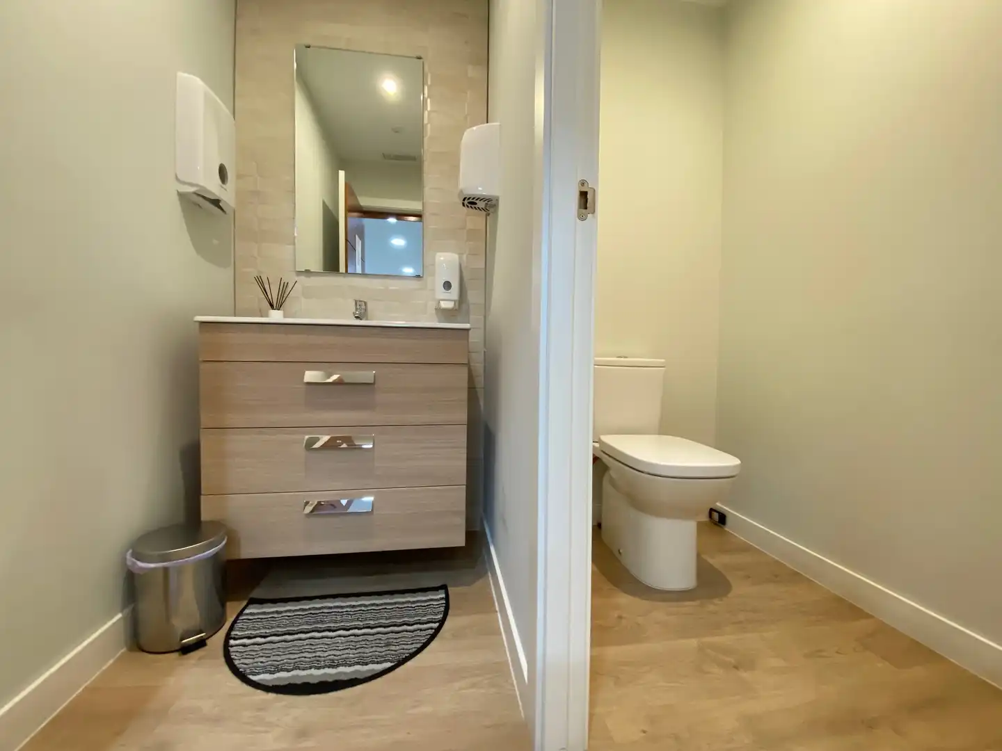 Bathroom of Office for rent in Madrid  with Air Conditioner, Heating and Balcony