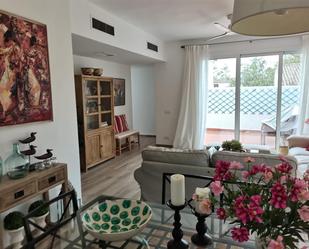 Sala d'estar de Apartament de lloguer en San Roque amb Aire condicionat, Jardí privat i Terrassa