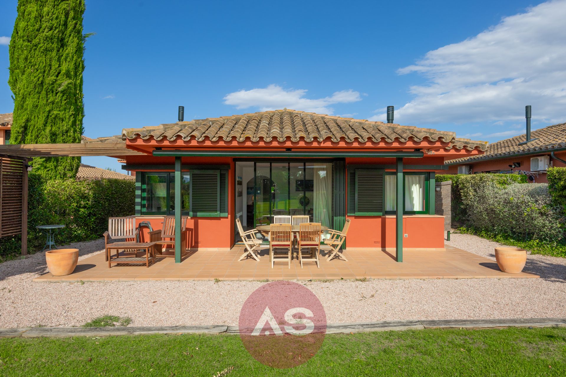 Vista exterior de Casa o xalet en venda en Navata amb Aire condicionat, Jardí privat i Piscina comunitària
