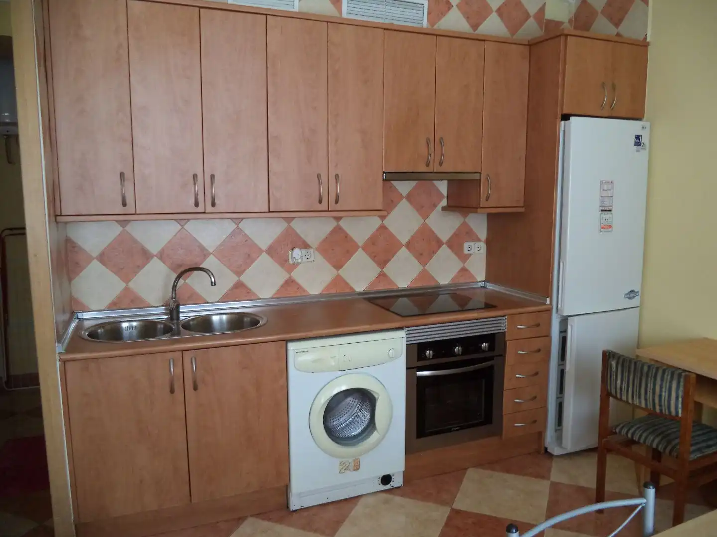 Cuina de Apartament de lloguer en Madrid amb Moblat, Forn i Rentadora