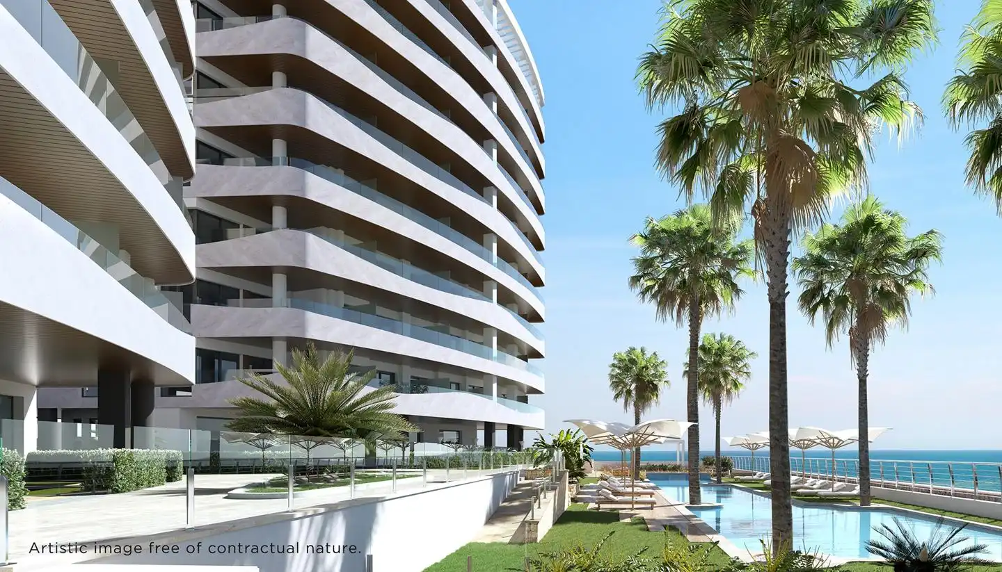 Vista exterior de Apartament en venda en La Manga del Mar Menor amb Aire condicionat, Jardí privat i Terrassa