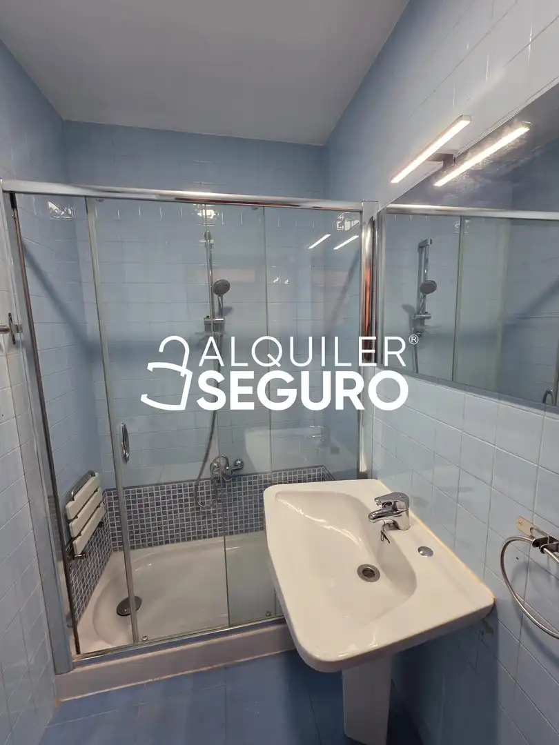 Badezimmer von Wohnung zur Miete in Tardajos mit Heizung und Möbliert
