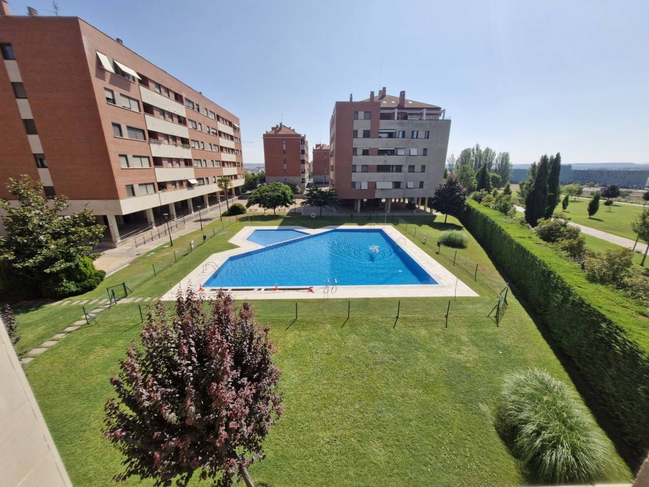 Piscina de Pis en venda en  Logroño amb Calefacció, Parquet i Terrassa