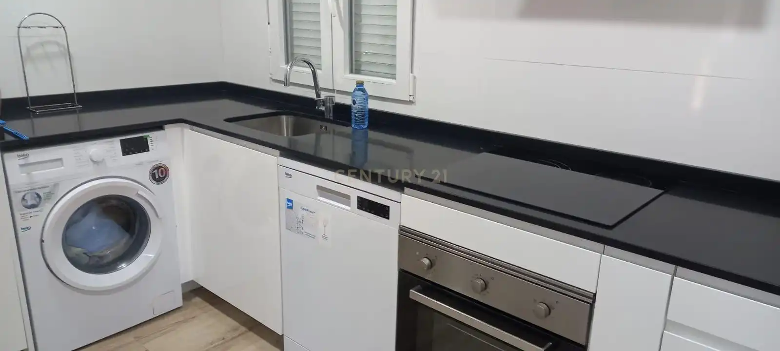 Cuina de Casa o xalet en venda en Sierra de Fuentes amb Jardí privat i Moblat