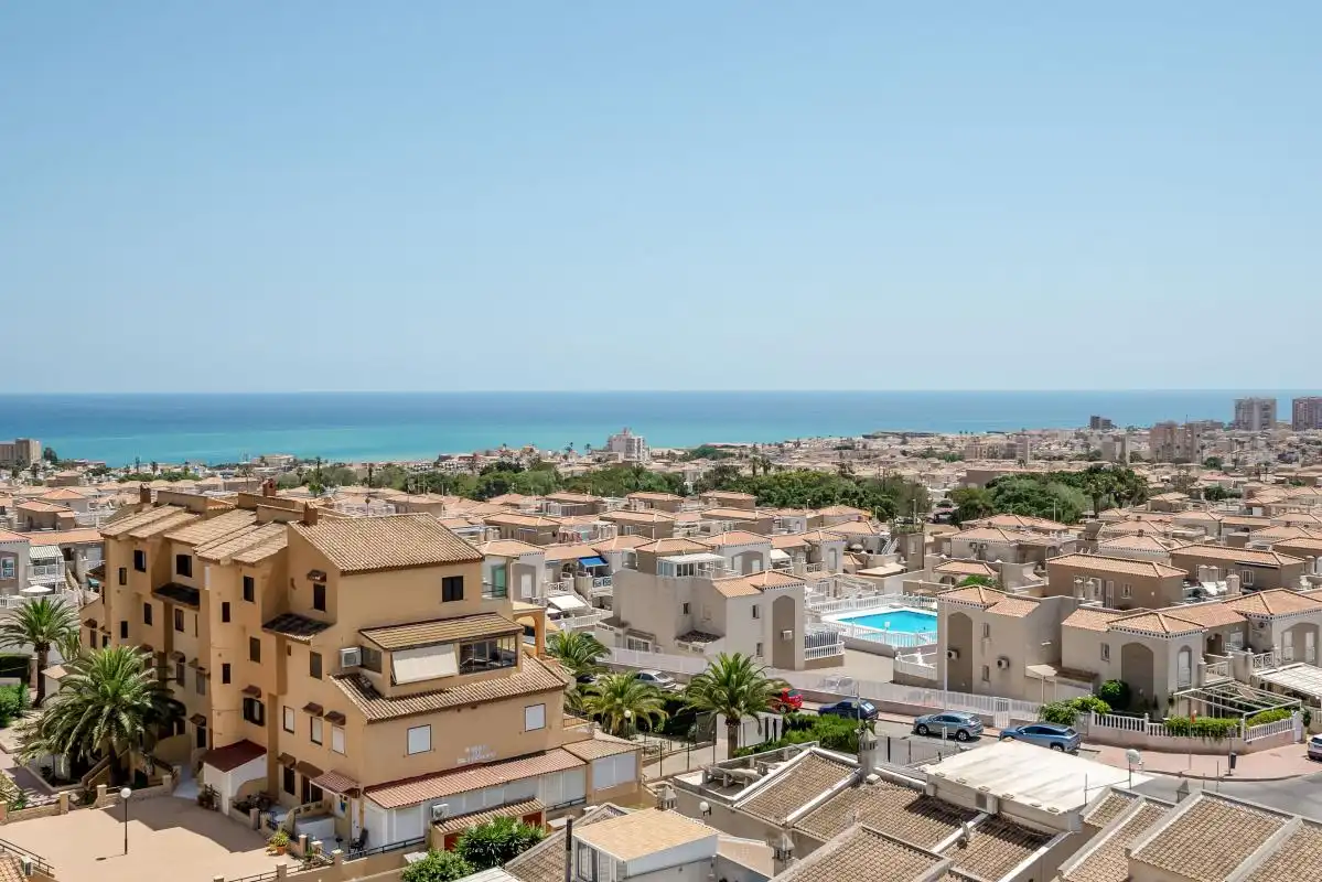 Vista exterior de Ático en venta en Torrevieja con Calefacción y Piscina